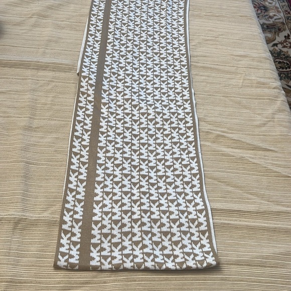 Michael Kors MK Scarf 100% Acrylic infinity scarf MK White and beige - Picture 3 of 10